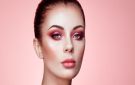 خطوات بسيطة لتطبيق مكياج وردي ناعم للسهرات والمناسبات