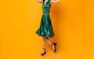 تعلمي كيفية تنسيق حذاء كعب مع فستان لونه اخضر