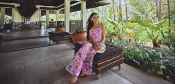 نجمات اخترن فساتين بالورد في إطلالاتهن المتنوعة.. فمن بدت الأكثر جاذبية؟