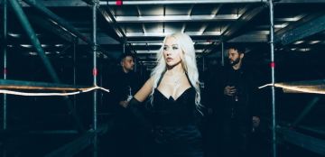 تحول لافت في مظهر كريستينا أغيليرا بعد اعتمادها قصة شعر جريئة!