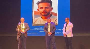 كامل الباشا يتسلم تكريم المخرج الفلسطيني أحمد الدنف بافتتاح مهرجان الإسكندرية للفيلم القصير