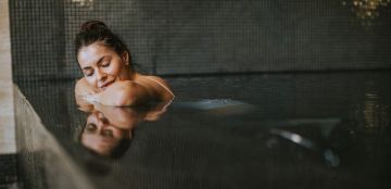 فوائد الحمام المغربي: إزالة الجلد الميت وتقشير البشرة