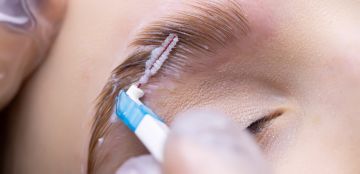 بطرق طبيعية وآمنة في المنزل.. تعرفي على أفضل مشقر حواجب