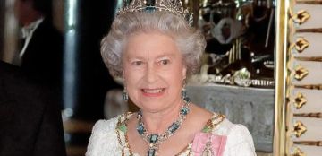 افتتاح معرض الملكة إليزابيث الثانية: حياتها بأناقة يضم نحو 300 قطعة من ملابسها الملكية