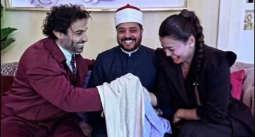 صورة لأحمد فهمي وأسماء جلال من فيلمهما الجديد تثير الجدل