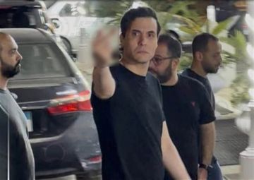 أمير عيد يشير بإشارة خارجة للمصوريين في عزاء والد طليقته ليلى الفاروق