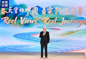 تكريم حسين فهمي رئيس مهرجان القاهرة السينمائي في كرنفال ثقافة السينما بالصين