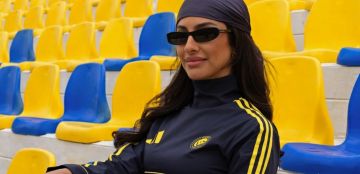 المصممة السعودية نورة آل الشيخ تعيد تعريف أناقة المشجعات على المدرجات بفساتين عصرية