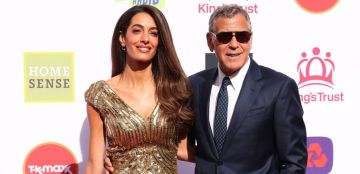 أمل كلوني تسرق الأضواء بإطلالة ذهبية برفقة زوجها في The King s Trust بحضور الملك تشارلز