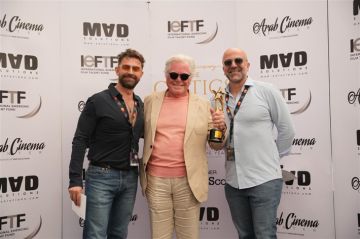 حسين فهمي يتسلم جائزة شخصية العام السينمائية العربية في مهرجان كان