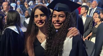 زينة تقوم بدور أم العروسة في حفل تخرج ابنة شيرين عبد الوهاب زينة تقوم بدور أم العروسة في حفل تخرج ابنة شيرين عبد الوهاب