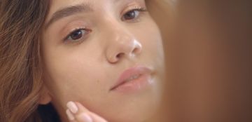 تعرفي على أبرز فوائد الفازلين للوجه.. ولا تنسي الأضرار الجانبية! تعرفي على أبرز فوائد الفازلين للوجه.. ولا تنسي الأضرار الجانبية!