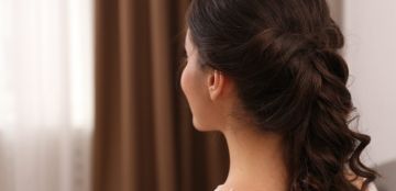 تسريحات مرفوعه ناعمه لإطلالة عصرية وأنيقة في آن واحد