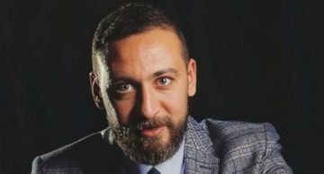 عابد عناني يكشف عن اسمه الحقيقي وعلاقة نور الشريف في اختياره لاسم الشهرة عابد عناني يكشف عن اسمه الحقيقي وعلاقة نور الشريف في اختياره لاسم الشهرة