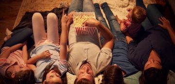 قائمة بأفضل الأفلام العائلية من نتفلكس لهذا الصيف.. لا تفوتي مشاهدتها!