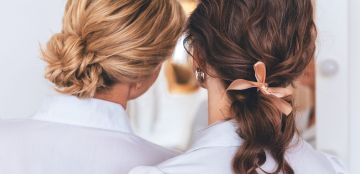 أبرز تسريحات شعر نص مرفوع لإطلالة راقية وعصرية