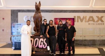 فرقة كايروكي تحضر فيلم 7Dogs وتلتقط صورا تذكارية مع مجسم العمل