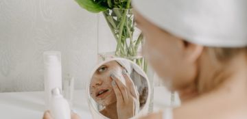 طرق علاج انتفاخ تحت العين بشكل آمن وفعال