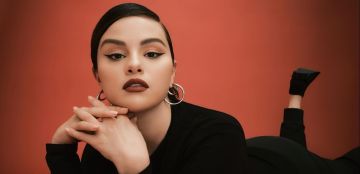 سيلينا غوميز تخطف الأنظار في لندن بإطلالة جديدة بشعر أحمر نحاسي