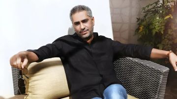 فضل شاكر يغادر لبنان إلى قطر بعد إخلاء سبيله