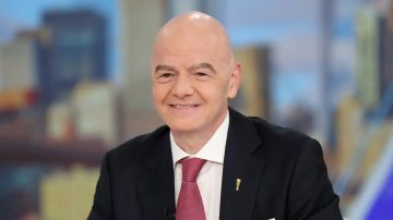 جياني إنفانتينو يرفع علم لبنان في كأس العالم وابنته ترتدي قميص المغرب جياني إنفانتينو يرفع علم لبنان في كأس العالم وابنته ترتدي قميص المغرب