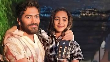 ابنة تامر حسني تودع جدها بكلمات مؤثرة: سأحملك في قلبي كل يوم ابنة تامر حسني تودع جدها بكلمات مؤثرة: سأحملك في قلبي كل يوم