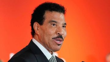 ليونيل ريتشي يطمئن جمهوره بعد أزمته الصحية ليونيل ريتشي يطمئن جمهوره بعد أزمته الصحية
