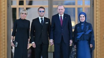 أمينة أردوغان تسحب يدها خلال تحية ماكرون أمينة أردوغان تسحب يدها خلال تحية ماكرون