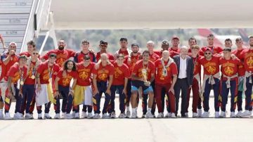 المنتخب الإسباني يحتفل بكأس العالم مع العائلة الملكية في مدريد
