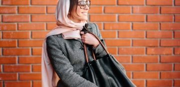 تنسيق اللون الرمادي في الملابس للمحجبات لإطلالات متناسقة وعصرية تنسيق اللون الرمادي في الملابس للمحجبات لإطلالات متناسقة وعصرية