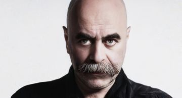 يفضل تدخينه أورجانيك ... العثور داخل منزل مخرج تركي على مزرعة مخدرات