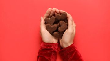 يوم الشوكولاتة العالمي.. ما سر ارتباطها بالحب والذكريات؟