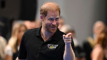 الأمير هاري يسخر من شعره الخفيف ويكشف روتينه اليومي الأمير هاري يسخر من شعره الخفيف ويكشف روتينه اليومي