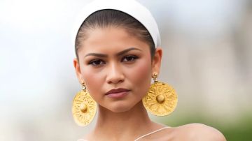 زندايا تثير الجدل بأقراط أثرية في العرض الأول لـ The Odyssey