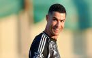 كريستيانو رونالدو يمازح نجله بعد تفوقه عليه في الطول ليس بعد 