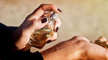 عطور بنفحات العود احتفالا بيوم المرأة الإماراتية