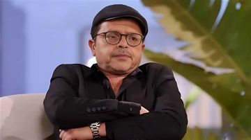 محمد هنيدي يتلقى عزاء شقيقه عقب تشييع الجثمان محمد هنيدي يتلقى عزاء شقيقه عقب تشييع الجثمان