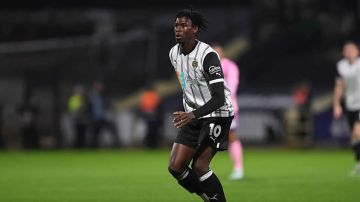 وفاة لاعب كرة قدم برتغالي بعد سقوطه على أرض الملعب
