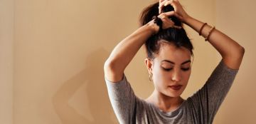 تسريحات يومية للشعر الكيرلي : أناقة وأنوثة لا تضاهى