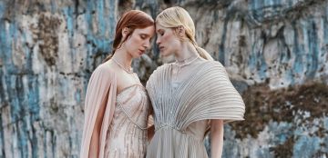 بحيرة آنسي تحتضن أحدث إبداعات خديجة السنيدي.. مجموعة Swanora المستوحاة من سحر البجع بحيرة آنسي تحتضن أحدث إبداعات خديجة السنيدي.. مجموعة Swanora المستوحاة من سحر البجع