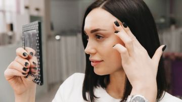 عادات تضر بشعر الحاجبين وتؤدي إلى تساقطه وترققه