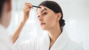 حيل ومستحضرات تمنح الحواجب مظهرا أكثر كثافة