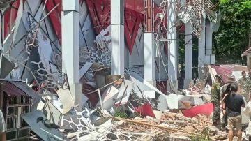 زلزال إندونيسيا يرفع حصيلة الضحايا وانتهاء التحذير من تسونامي زلزال إندونيسيا يرفع حصيلة الضحايا وانتهاء التحذير من تسونامي