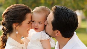 الأمير الحسين يشارك صورة عفوية لابنته إيمان بمناسبة عيد ميلادها الثاني