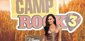 ديمي لوفاتو تعود إلى Camp Rock بعد 16 عاما.. هكذا تبدلت ميتشي توريس من فتاة حالمة إلى نجمة روك ناضجة