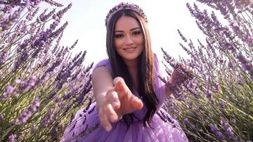 راندا البحيري تحتفل بعيد ميلادها برسالة مؤثرة ومي عز الدين تهنئها