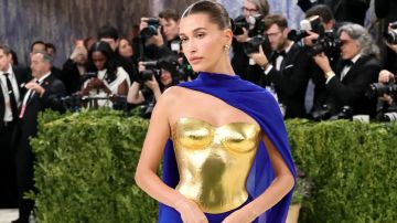 عشاء عائلي يجمع هايلي بيبر بعائلتها بعد سنوات من الانقطاع