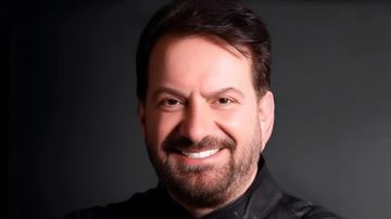 محمد إسكندر ينتقد حديث ابنه فارس عن أغنية إليسا ويكشف رأيه بصوته محمد إسكندر ينتقد حديث ابنه فارس عن أغنية إليسا ويكشف رأيه بصوته