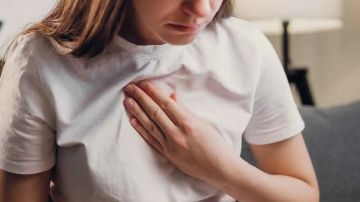 طرق طبيعية لعلاج حرقة المعدة والحموضة في المنزل بسرعة طرق طبيعية لعلاج حرقة المعدة والحموضة في المنزل بسرعة
