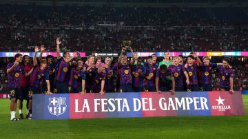 مشجع لبناني يطلب الزواج من حبيبته خلال مباراة برشلونة والأهلي